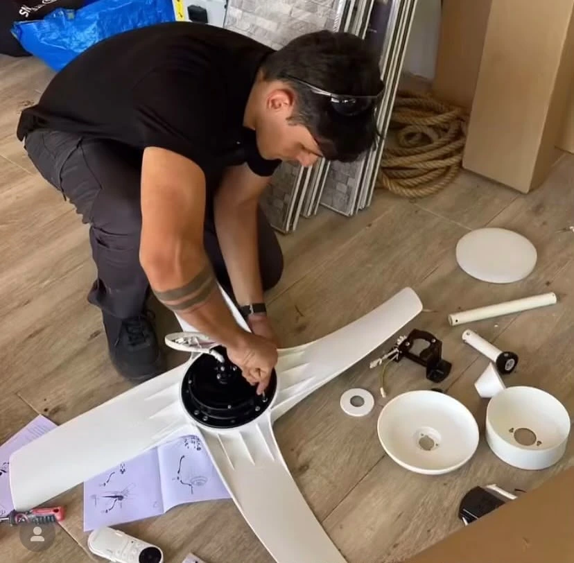 Técnico a reparar ar condicionado